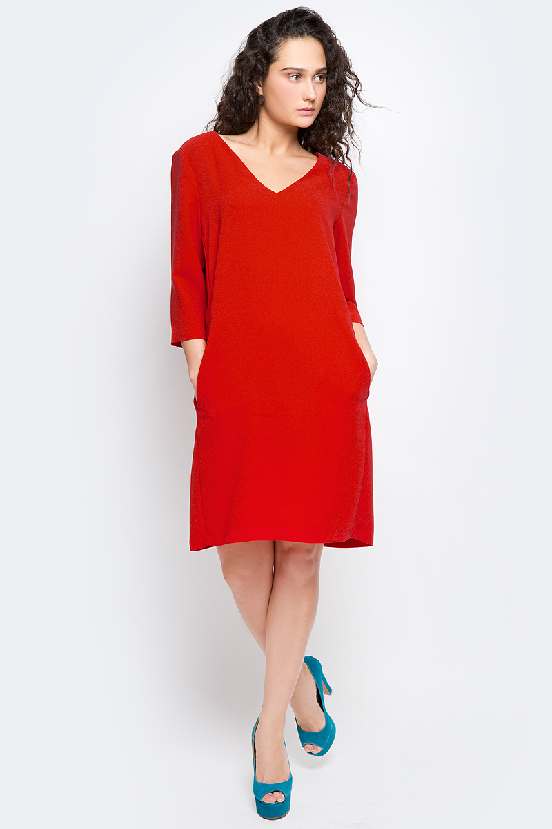 Платье16053026_Flame Scarlet Платье16053026_Flame ScarletМодное платье Selected Femme изготовлено из высококачественного полиэстера. Модель-миди прямого кроя с V-образным вырезом горловины и рукавами 3/4 застегивается на застежку-молнию, расположенную на спинке.