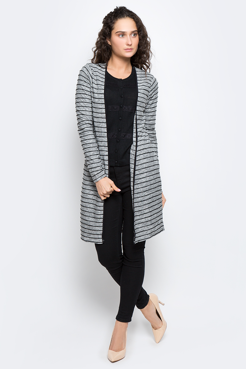 Кардиган10169341_Blue Surf Кардиган10169341_Blue SurfЖенский кардиган Vero Moda выполнен из полиэстера с добавлением вискозы. Модель с длинными рукавами и без застежки. По боковым швам изделие дополнено небольшими разрезами. Кардиган оформлен фактурными полосками.