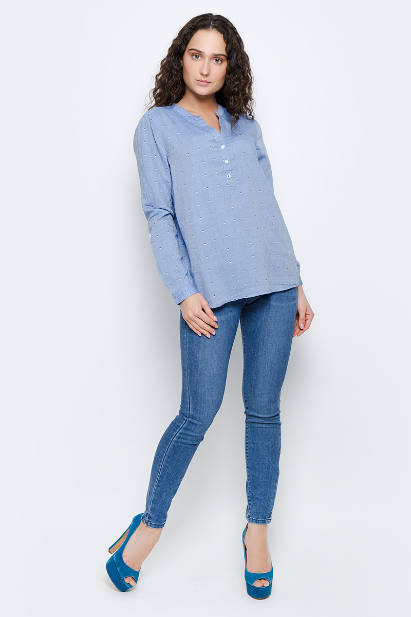 Рубашка2032928.09.71_6918 Рубашка2032928.09.71_6918Женская рубашка Tom Tailor Denim изготовлена из натурального хлопка. Модель с V-образным вырезом горловины сверху застегивается на пуговицы. Рукава дополнены манжетами на пуговицах и хлястиками для регулирования длины. Удлиненная спинка оформлена мелкими складками.