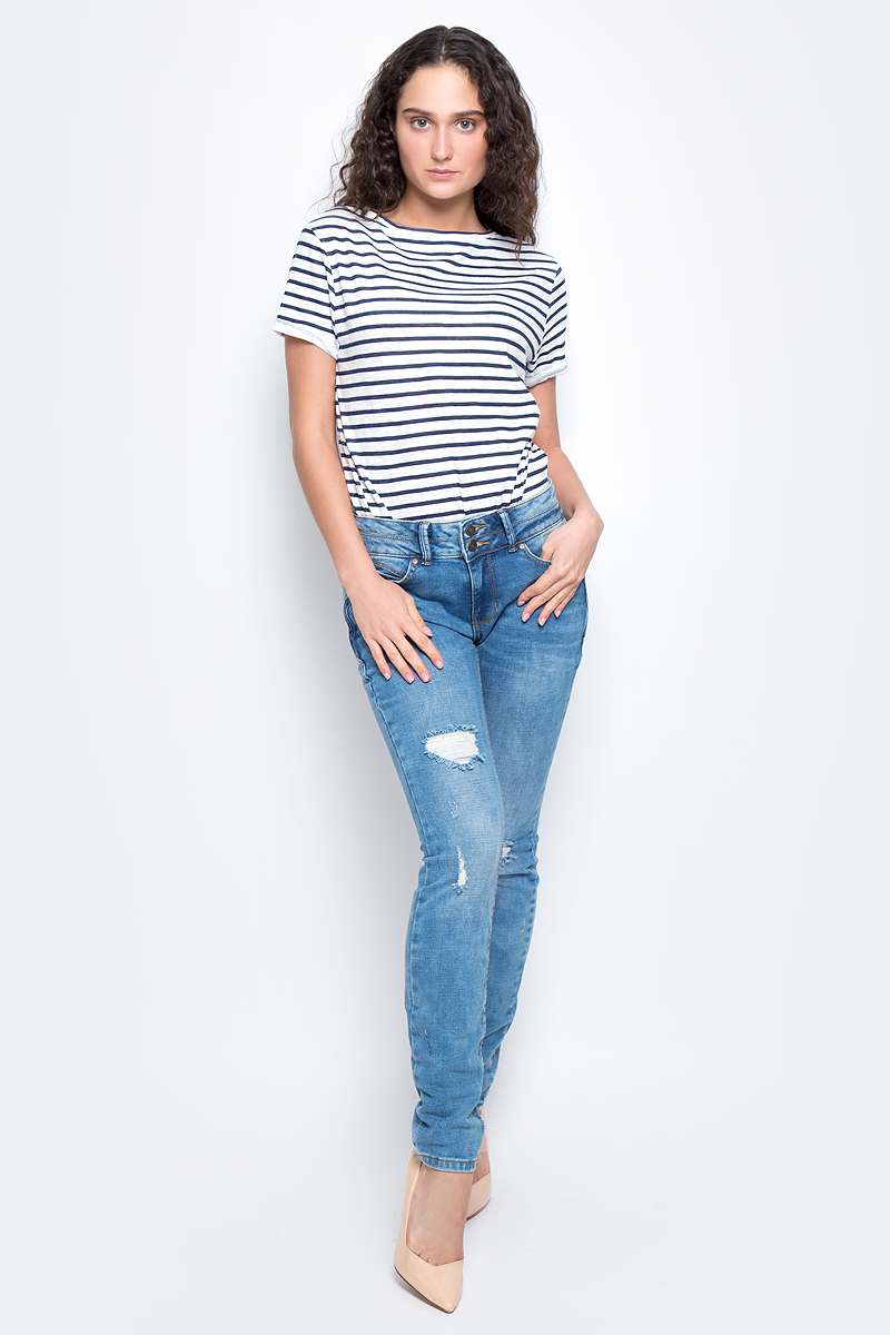 Джинсы6205358.00.71_1296 Джинсы6205358.00.71_1296Женские джинсы Tom Tailor Denim изготовлены из хлопка с добавлением эластана. Джинсы зауженного кроя и средней посадки застегиваются на две пуговицы в поясе и ширинку на застежке-молнии. На поясе предусмотрены шлевки для ремня. Спереди модель дополнена двумя втачными карманами и одним маленьким накладным кармашком, а сзади - двумя накладными карманами. Оформлена модель рваным эффектом.