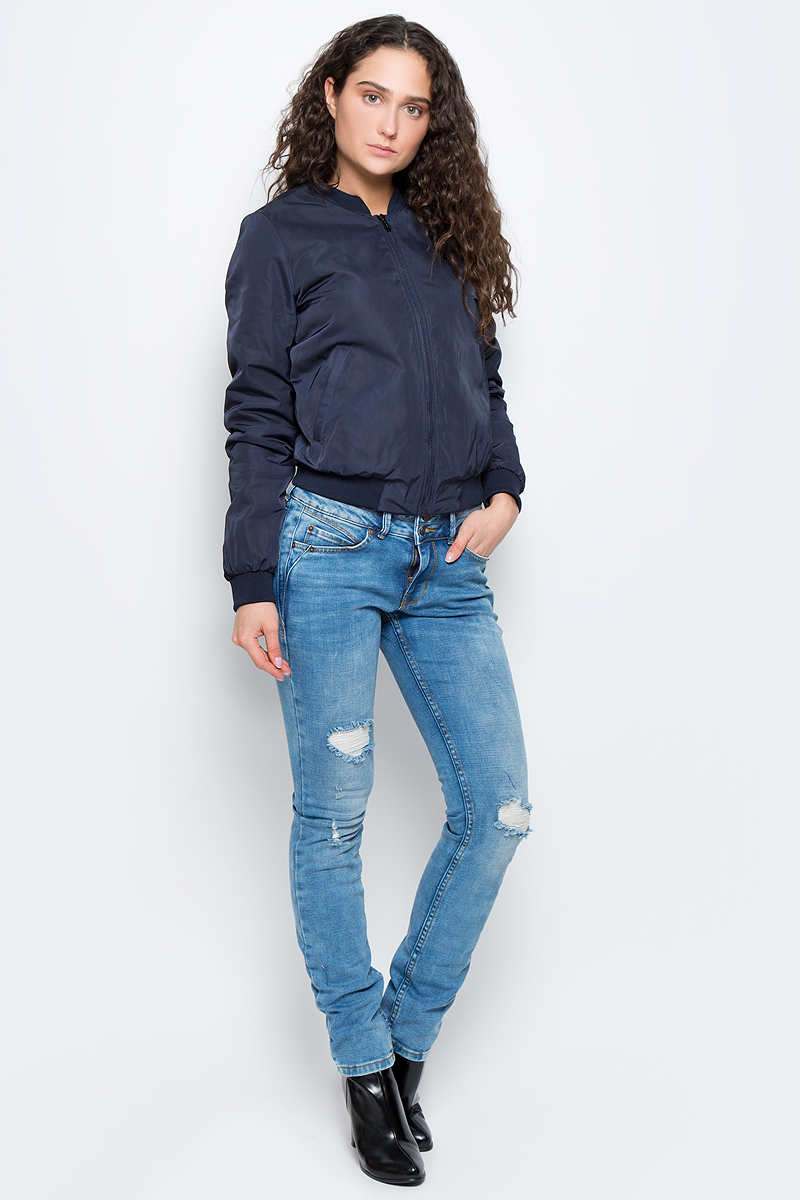 Куртка3533299.00.75_6968 Куртка3533299.00.75_6968Женская куртка Tom Tailor Contemporary изготовлена из полиэстера. Модель с длинными рукавами застегивается спереди на молнию. Куртка с тонкой подкладкой дополнена двумя врезными карманами. Манжеты рукавов, низ куртки и воротник дополнены широкими эластичными резинками.