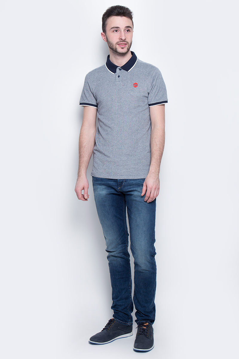 Поло1531044.00.12_6740 Поло1531044.00.12_6740Мужское поло Tom Tailor Denim изготовлено из натурального хлопка. Модель с короткими рукавами и отложным воротником застегивается на пластиковые пуговицы на груди. Спереди поло оформлено небольшой вышивкой в виде баскетбольного мяча.