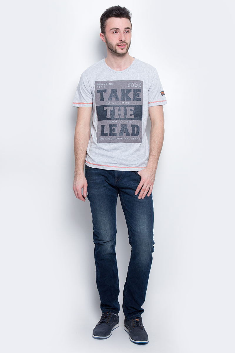 Джинсы6205288.09.12_1394 Джинсы6205288.09.12_1394Мужские джинсы Tom Tailor Denim Aedan выполнены из высококачественного эластичного хлопка с добавлением полиэстера. Джинсы-слим заниженной посадки застегиваются на пуговицу в поясе и ширинку на застежке-молнии, дополнены шлевками для ремня. Джинсы имеют классический пятикарманный крой: спереди модель дополнена двумя втачными карманами и одним маленьким накладным кармашком, а сзади - двумя накладными карманами. Джинсы украшены перманентными складками.
