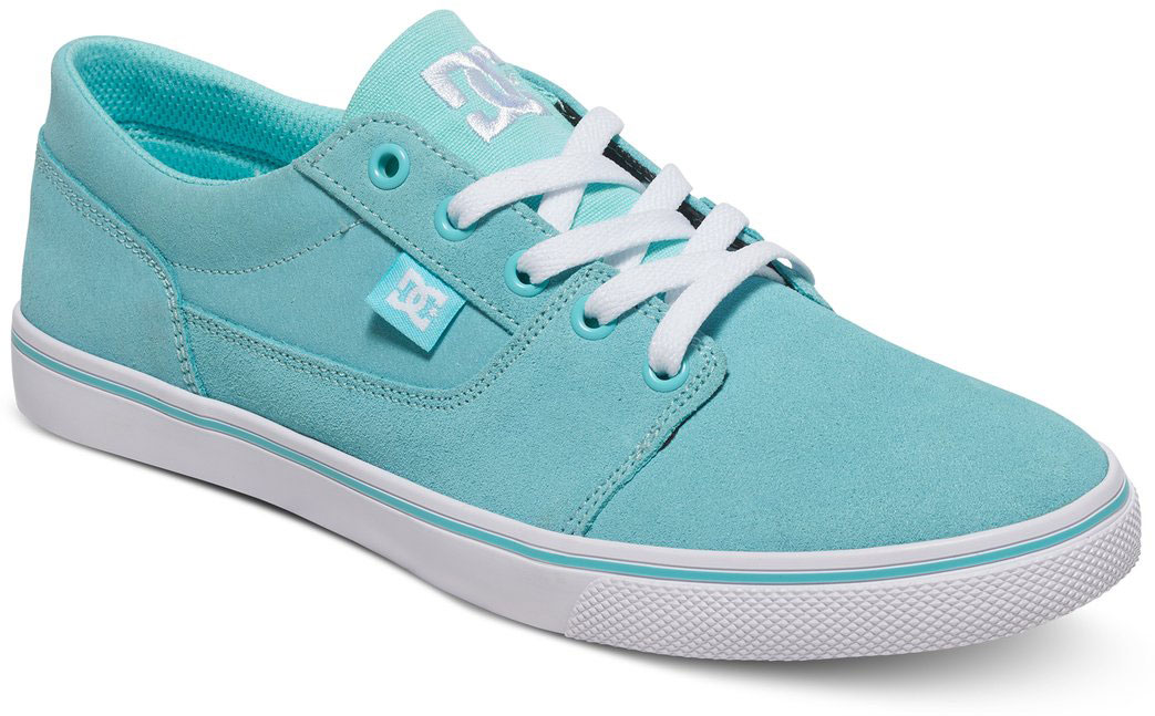 КедыADJS300075-AQA КедыADJS300075-AQAСтильные женские кеды DC Shoes Tonik W - отличный вариант на каждый день. Модель выполнена из натуральной кожи. Шнуровка надежно фиксирует обувь на ноге. Резиновая подошва с протектором гарантирует отличное сцепление с поверхностью. В таких кедах вашим ногам будет комфортно и уютно.