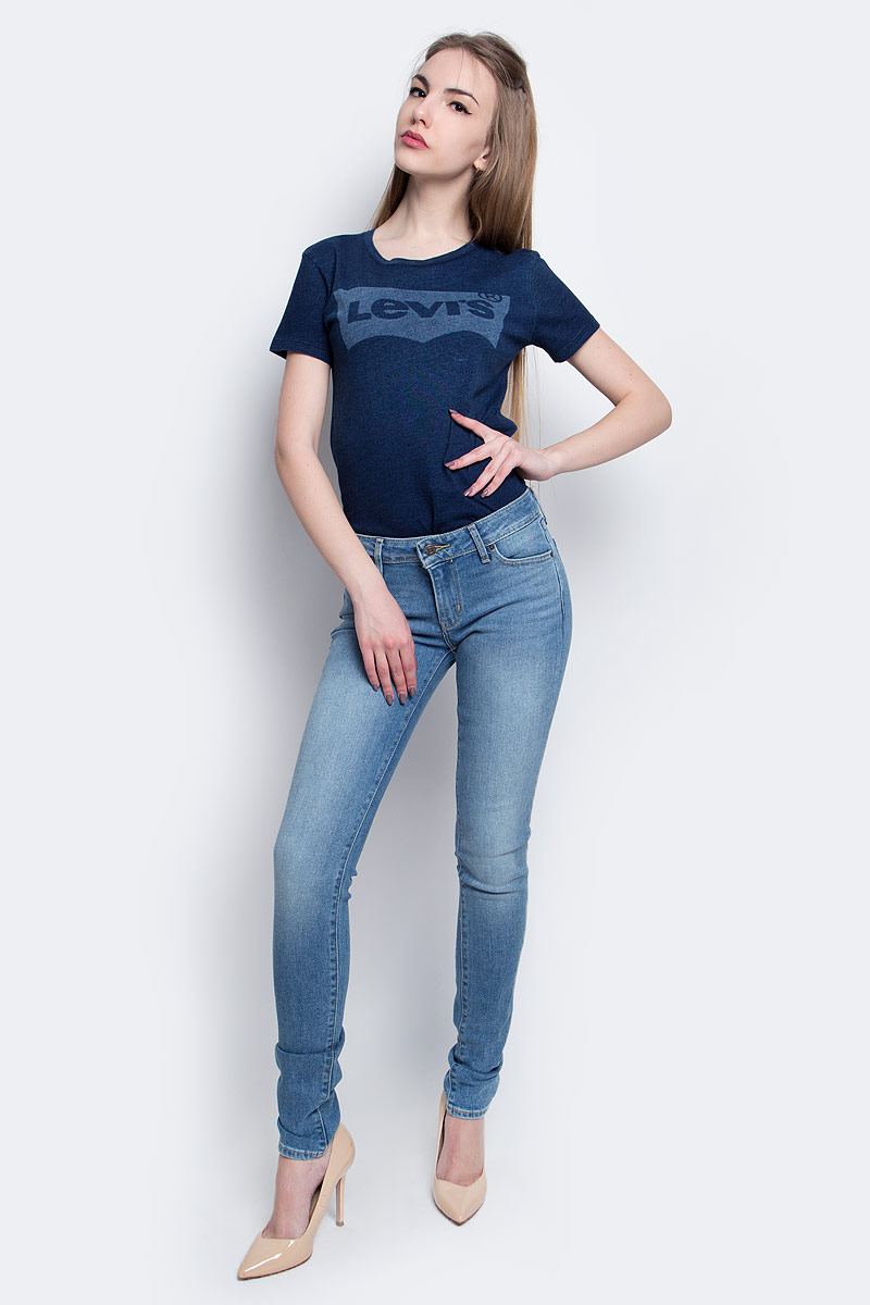 Джинсы1888101840 Джинсы1888101840Джинсы Levis выполнены из хлопка, эластомультиэстера и эластана. Модель скинни со стандартной посадкой имеет гульфик с молнией и пуговицей. Джинсы оформлены фирменными нашивками и прострочкой. Модель оснащена втачными карманами спереди и накладными карманами сзади. На поясе расположены шлевки для ремня.