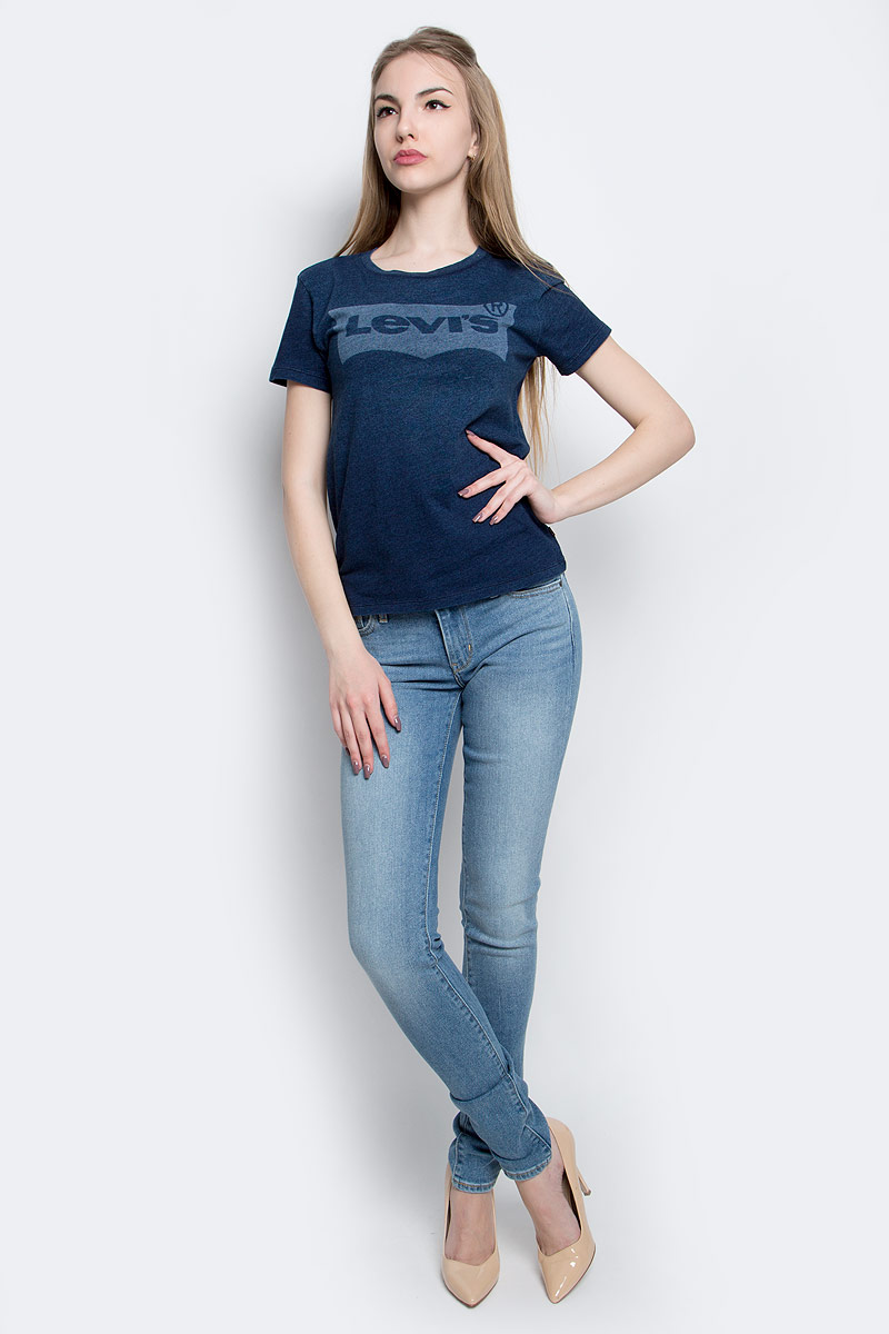 Футболка1736902490 Футболка1736902490Футболка Levis выполнена из хлопка, стилизованного под джинсу. Модель с круглым вырезом горловины и коротким рукавом оформлена принтом с изображением логотипа бренда.