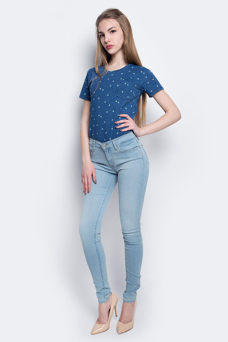 Джинсы1777801330 Джинсы1777801330Джинсы Levis выполнены из хлопка, вискозы, полиэстера и эластана, который обладает свойством эластичности. Модель скинни со стандартной посадкой имеет гульфик с молнией и пуговицей. Джинсы оформлены фирменными нашивками и прострочкой. Модель оснащены втачными карманами спереди и накладными карманами сзади. На поясе расположены шлевки для ремня.