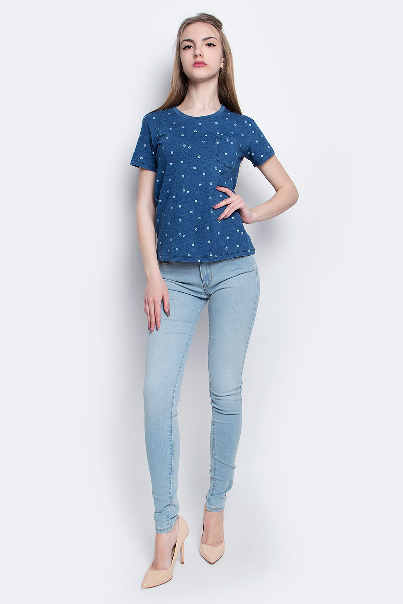 Футболка1867200580 Футболка1867200580Женская футболка Levis® выполнена из натурального хлопка. Модель с круглым вырезом горловины и короткими рукавами на груди дополнена накладным карманом. Оформлено изделие цветочным принтом.