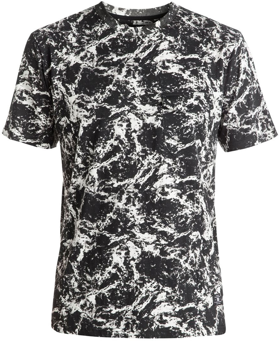 ФутболкаEDYKT03325-BRA1 ФутболкаEDYKT03325-BRA1Мужская футболка DC Shoes выполнена из 100% натурального хлопка. Модель отличается простым кроем, однако ее изюминка - в мягком приятном хлопке и красивой расцветке. Футболка имеет круглый вырез горловины и короткие рукава. На груди расположен накладной кармашек, закрывающийся клапаном на пуговицу, линия подола сзади слегка занижена, внизу имеются вентиляционные прорези с отделкой тесьмой с изнанки. Модель имеет сплошной рисунок с цветочными мотивами.
