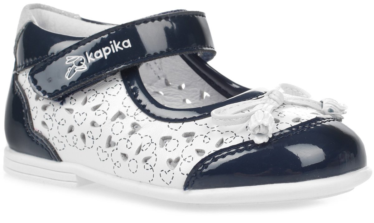 Туфли21230к-2 Туфли21230к-2Туфли для девочки от Kapika выполнены из натуральной кожи, оформленной перфорацией, с элементами из искусственного лака. Носок декорирован бантом. Подъем модели дополнен застежкой-липучкой. Подкладка и стелька с супинатором изготовлены из натуральной кожи. Подошва из ТЭП-материала оснащена рифлением.