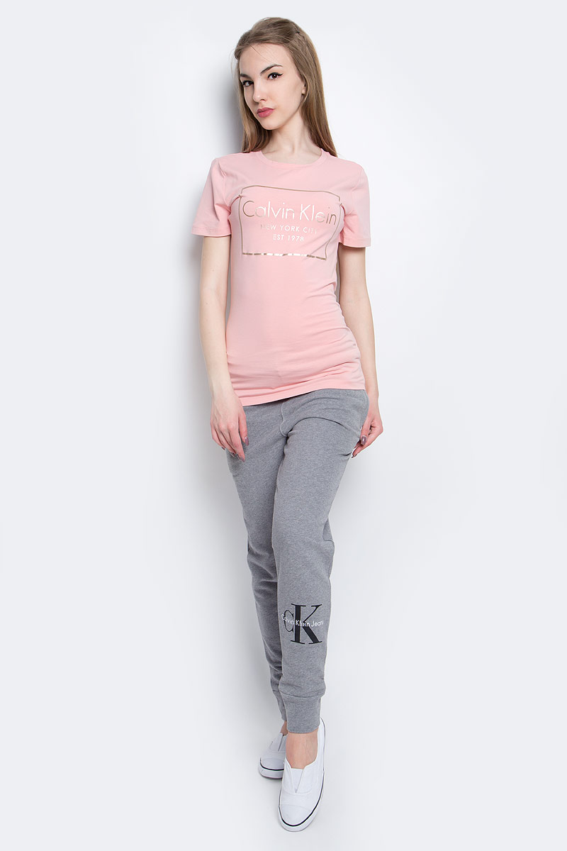 ФутболкаJ20J205315_0380 ФутболкаJ20J205315_0380Женская футболка Calvin Klein Jeans изготовлена из высококачественного эластичного хлопка. Модель с короткими рукавами и круглым вырезом горловины украшена блестящим принтом с логотипом бренда.