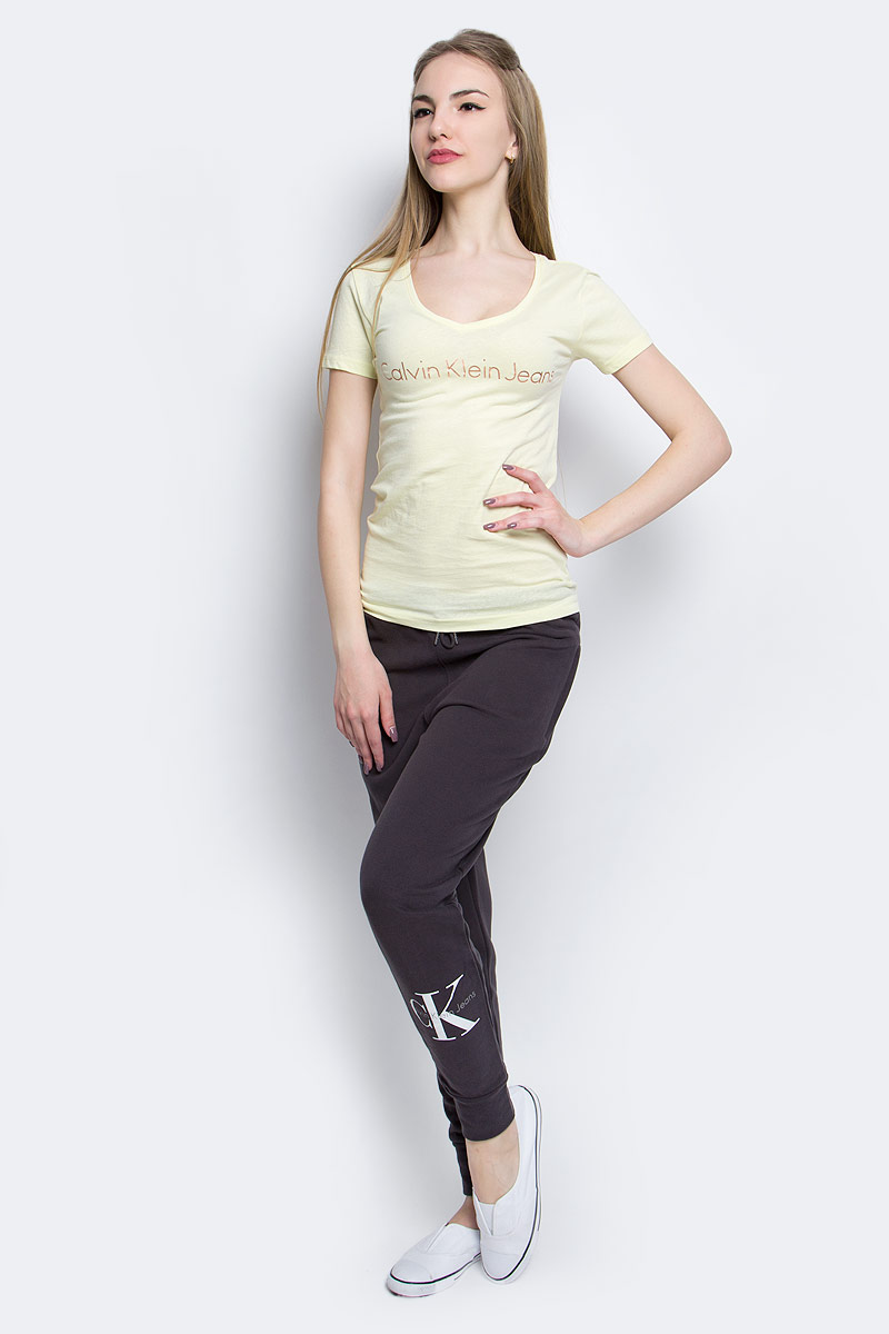 ФутболкаJ20J204820_7940 ФутболкаJ20J204820_7940Женская футболка Calvin Klein Jeans изготовлена из высококачественного натурального хлопка. Модель с короткими рукавами и V-образным вырезом горловины украшена блестящим принтом с логотипом бренда.