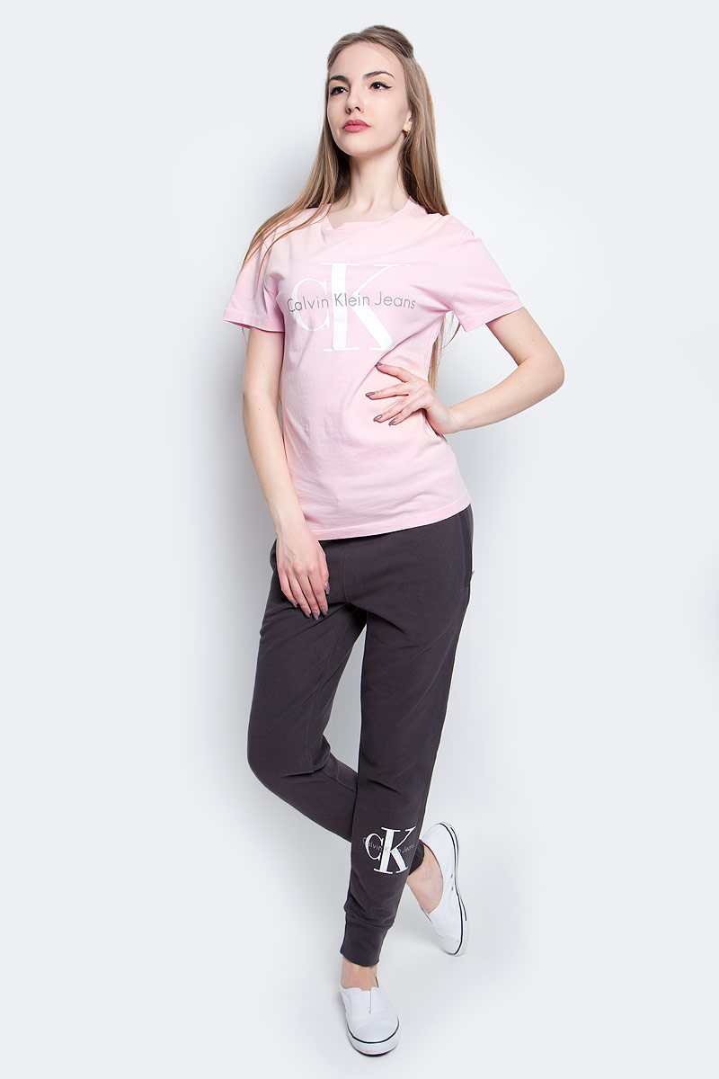 ФутболкаJ20J204696_6900 ФутболкаJ20J204696_6900Футболка Calvin Klein Jeans выполнена из натурального хлопка и оформлена принтом с изображением логотипа бренда. Модель с круглым вырезом горловины и коротким рукавом выполнена в свободном покрое.