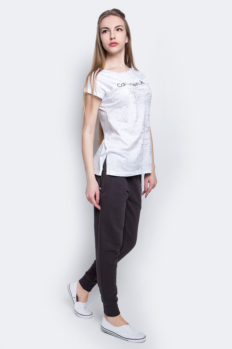 ФутболкаJ20J204857_1120 ФутболкаJ20J204857_1120Женская футболка Calvin Klein Jeans выполнена из натурального хлопка. Модель с круглым вырезом горловины и короткими рукавами оформлена надписью с логотипом бренда.
