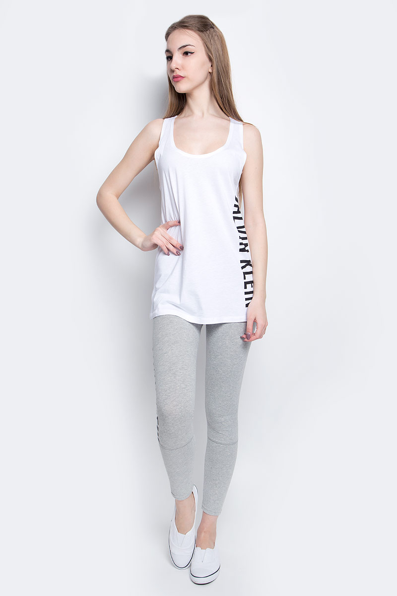 МайкаKW0KW00105_100 МайкаKW0KW00105_100Стильная майка Calvin Klein Underwear выполнена из сочетания натурального хлопка и модала. Модель со спинкой-борцовка и круглым вырезом горловины оформлена принтом в виде надписи логотипа бренда.