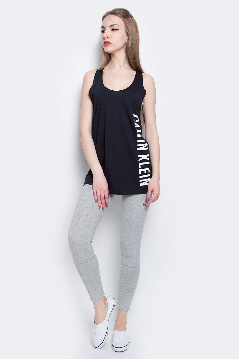 МайкаKW0KW00105_100 МайкаKW0KW00105_100Стильная майка Calvin Klein Underwear выполнена из сочетания натурального хлопка и модала. Модель со спинкой-борцовка и круглым вырезом горловины оформлена принтом в виде надписи логотипа бренда.