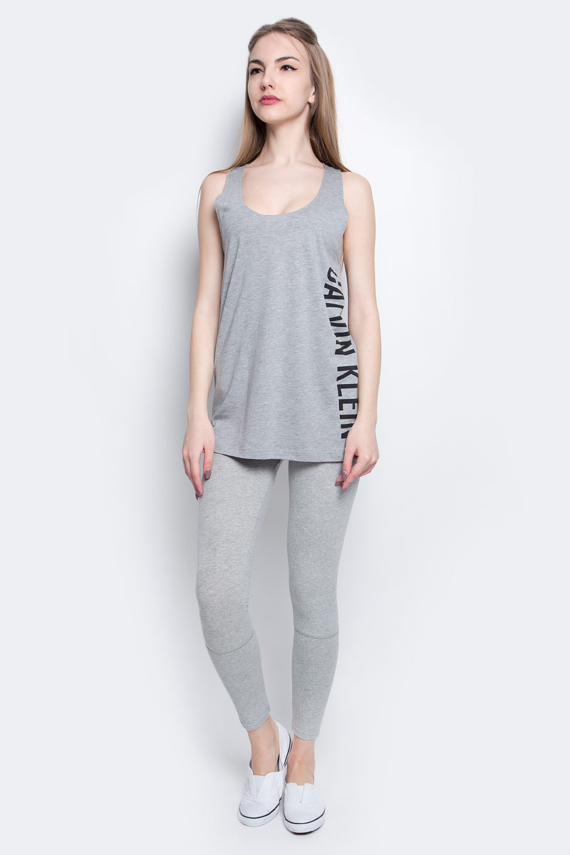 МайкаKW0KW00105_100 МайкаKW0KW00105_100Стильная майка Calvin Klein Underwear выполнена из сочетания натурального хлопка и модала. Модель со спинкой-борцовка и круглым вырезом горловины оформлена принтом в виде надписи логотипа бренда.