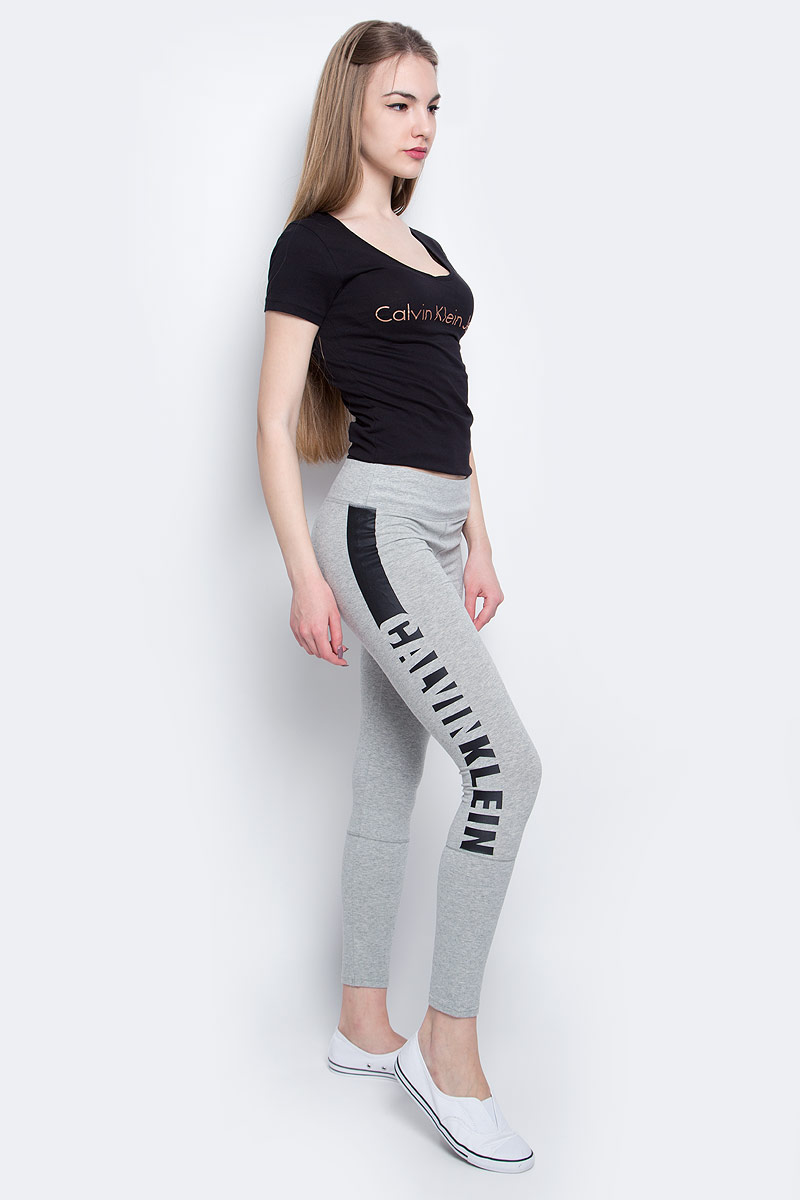 ЛеггинсыQS5548E_020 ЛеггинсыQS5548E_020Леггинсы Calvin Klein Underwear выполнены из хлопка с добавлением эластана, который обладает свойством эластичности. Модель оформлена принтом с названием бренда. Обтягивающие леггинсы дополнены эластичной резинкой на талии.
