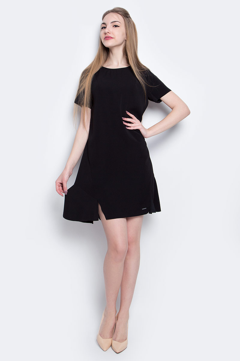 ПлатьеJ20J205023_0990 ПлатьеJ20J205023_0990Стильное платье Calvin Klein Jeans изготовлено из качественного полиэстера. Модель с круглым вырезом горловины и короткими рукавами застегивается сзади на молнию и крючок. Слегка расклешенный низ платья оформлен ассиметричными разрезами. Края подола и рукавов не обработаны.