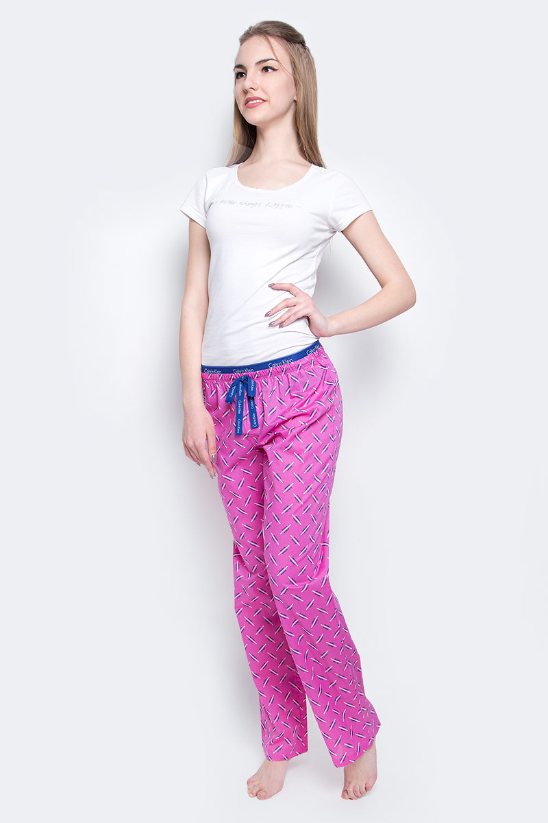 Брюки для домаQS1682E_IN1 Брюки для домаQS1682E_IN1Пижамные брюки Calvin Klein Underwear, выполнены из натурального хлопка, оформлены оригинальным принтом и декоративными завязками. Модель свободного кроя оснащена эластичной резинкой на поясе, оформленной надписями с названием бренда.
