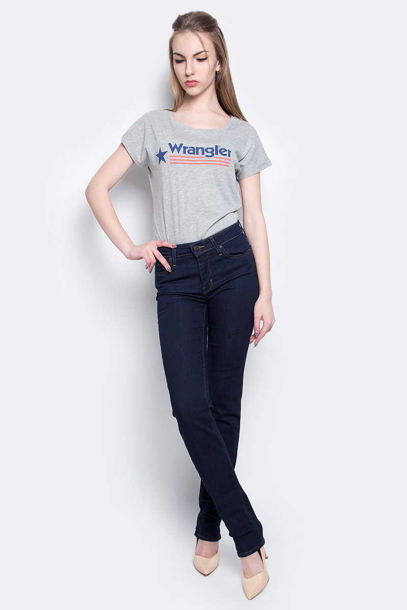 Джинсы1888400250 Джинсы1888400250Женские джинсы Levis® 712 выполнены из высококачественного эластичного хлопка с добавлением полиэстера. Джинсы-слим стандартной посадки застегиваются на пуговицу в поясе и ширинку на застежке-молнии, дополнены шлевками для ремня. Джинсы имеют классический пятикарманный крой: спереди модель дополнена двумя втачными карманами и одним маленьким накладным кармашком, а сзади - двумя накладными карманами. Модель украшена контрастной отстрочкой.