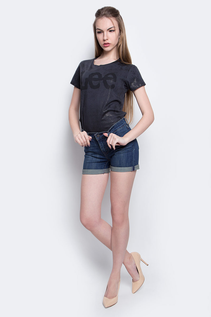 Шорты2996500010 Шорты2996500010Женские шорты Levis® выполнены из эластичного хлопка. Шорты застегиваются на ширинку на молнии и пуговицу на поясе, имеются шлевки для ремня. Модель дополнена двумя втачными карманами и одним накладным кармашком спереди, а также двумя накладными карманами сзади. Шорты украшены декоративными потертостями.