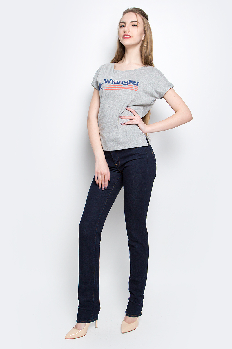 ФутболкаW7331GG12 ФутболкаW7331GG12Стильная женская футболка Wrangler Relaxed изготовлена из сочетания хлопка и полиэстера. Модель с круглым вырезом горловины и короткими цельнокроеными рукавами оформлена принтом с надписью бренда. По бокам футболка дополнена небольшими разрезами.