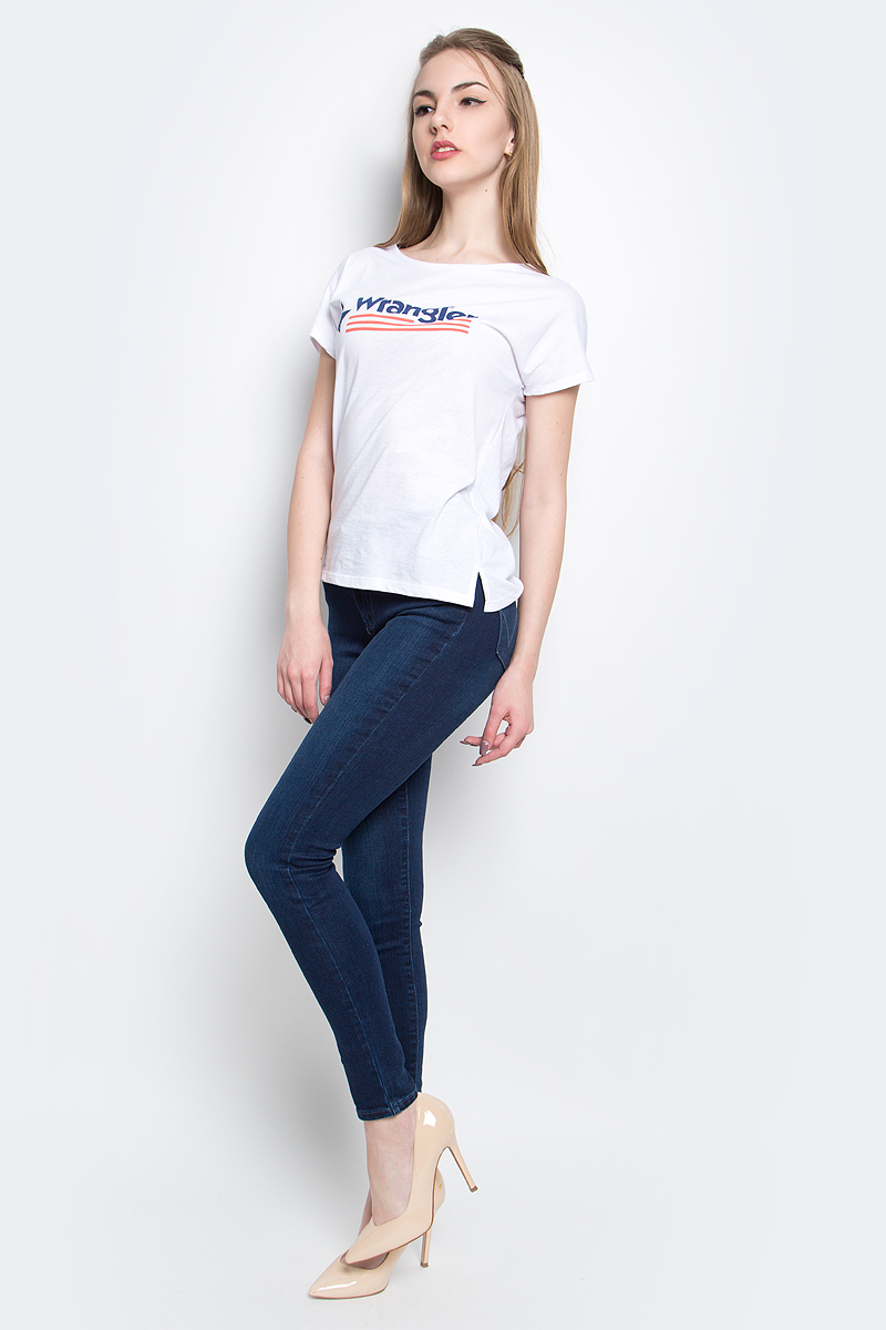 ФутболкаW7331GG12 ФутболкаW7331GG12Стильная женская футболка Wrangler Relaxed изготовлена из сочетания хлопка и полиэстера. Модель с круглым вырезом горловины и короткими цельнокроеными рукавами оформлена принтом с надписью бренда. По бокам футболка дополнена небольшими разрезами.