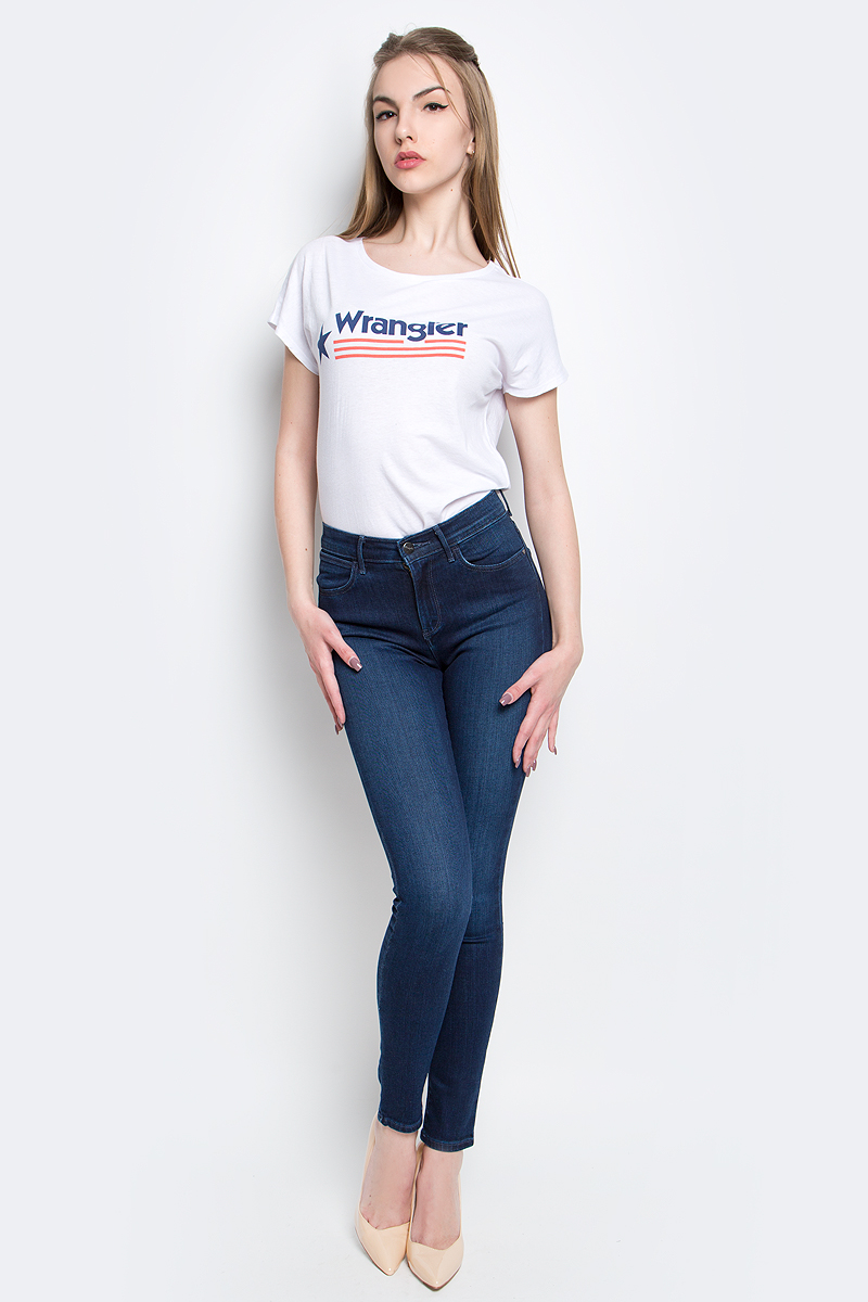 ДжинсыW27HX786N ДжинсыW27HX786NЖенские джинсы Wrangler выполнены из высококачественного эластичного хлопка с добавлением эластомультиэстера. Джинсы-скинни завышенной посадки застегиваются на пуговицу в поясе и ширинку на застежке-молнии, дополнены шлевками для ремня. Джинсы имеют классический пятикарманный крой: спереди модель дополнена двумя втачными карманами и одним маленьким накладным кармашком, а сзади - двумя накладными карманами. Джинсы украшены декоративными потертостями.