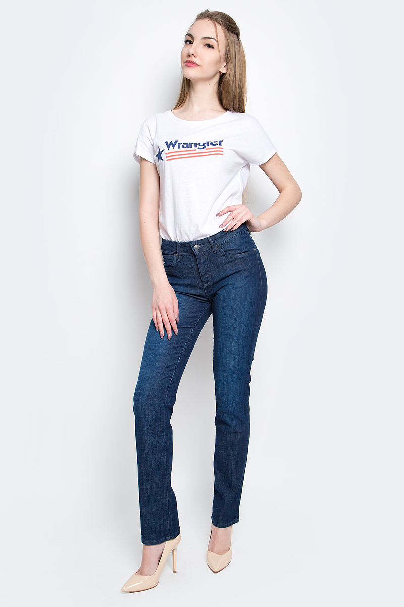 ДжинсыW28T9186N ДжинсыW28T9186NЖенские джинсы Wrangler выполнены из высококачественного эластичного хлопка с добавлением полиэстера. Прямые джинсы стандартной посадки застегиваются на пуговицу в поясе и ширинку на застежке-молнии, дополнены шлевками для ремня. Джинсы имеют классический пятикарманный крой: спереди модель дополнена двумя втачными карманами и одним маленьким накладным кармашком, а сзади - двумя накладными карманами. Джинсы украшены декоративными потертостями.