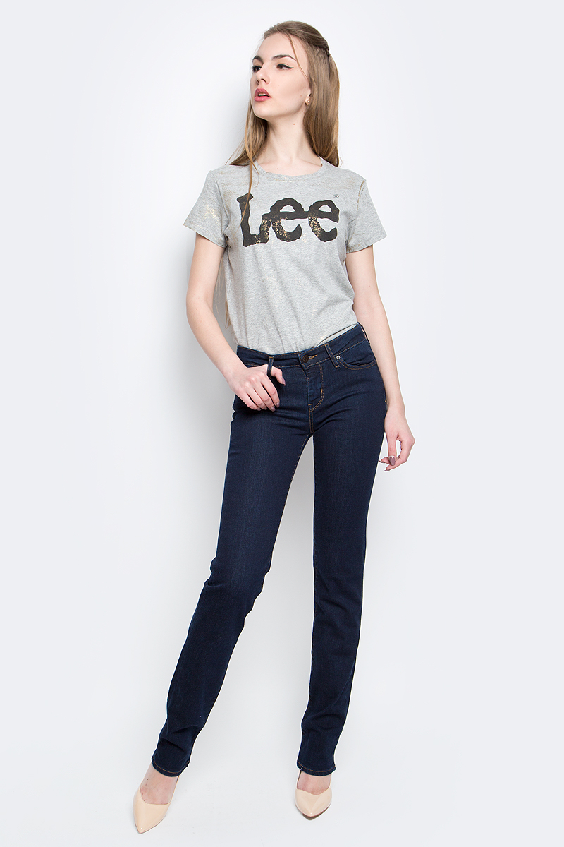 Джинсы2183400000 Джинсы2183400000Женские джинсы Levis® 714 выполнены из высококачественного эластичного хлопка с добавлением полиэстера. Джинсы прямого кроя и стандартной посадки застегиваются на пуговицу в поясе и ширинку на застежке-молнии, дополнены шлевками для ремня. Джинсы имеют классический пятикарманный крой: спереди модель дополнена двумя втачными карманами и одним маленьким накладным кармашком, а сзади - двумя накладными карманами. Модель украшена контрастной отстрочкой.