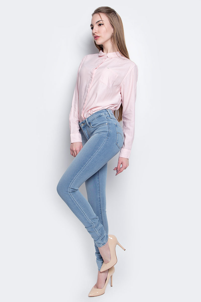 Джинсы1888101580 Джинсы1888101580Женские джинсы Levis® 711 выполнены из высококачественного эластичного хлопка с добавлением полиэстера и вискозы. Джинсы-скинни стандартной посадки застегиваются на пуговицу в поясе и ширинку на застежке-молнии, дополнены шлевками для ремня. Джинсы имеют классический пятикарманный крой: спереди модель дополнена двумя втачными карманами и одним маленьким накладным кармашком, а сзади - двумя накладными карманами. Модель украшена декоративными потертостями и перманентными складками.