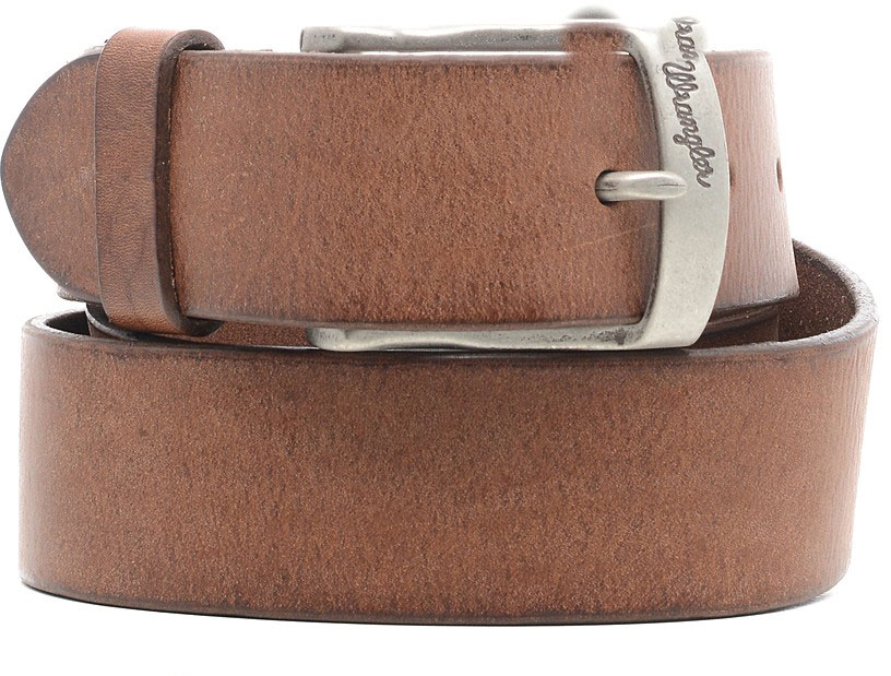 РеменьW0273U185 РеменьW0273U185Стильный широкий ремень Wrangler выполнен из натуральной кожи. Металлическая пряжка, с помощью которой регулируется длина ремня, оформлена гравировкой с названием бренда.