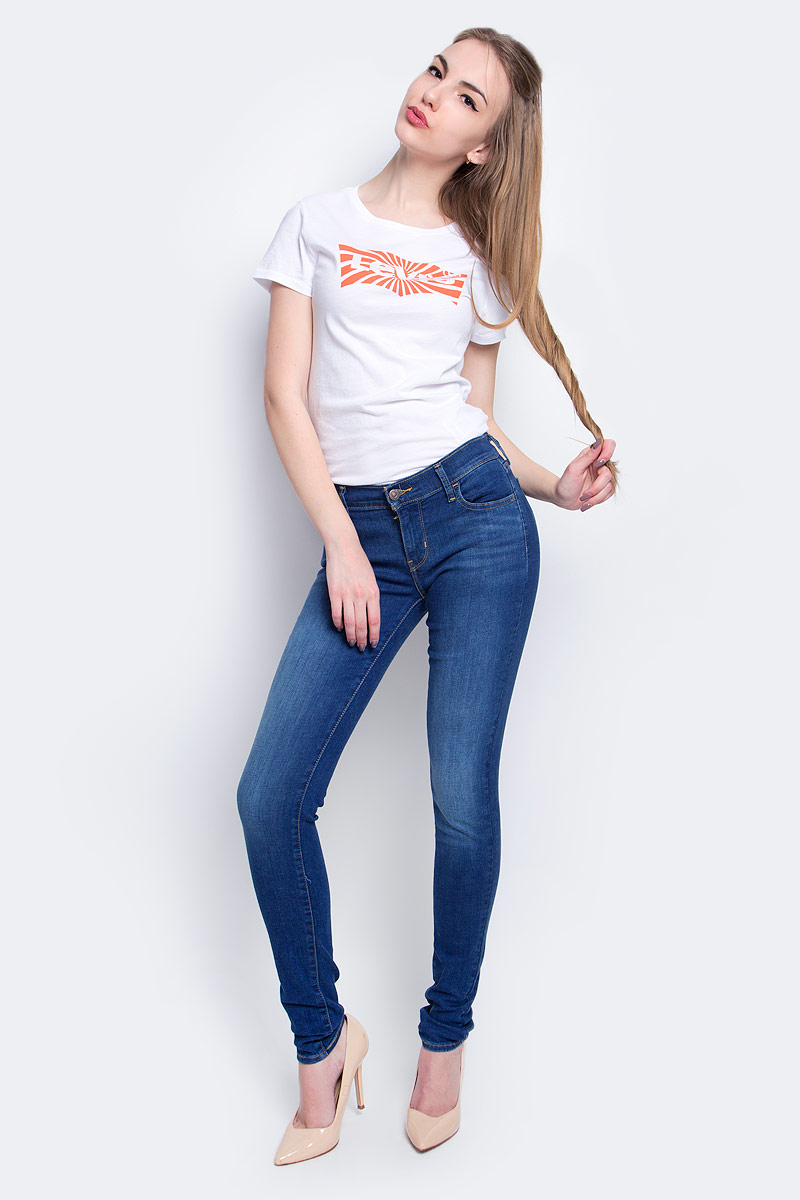 Джинсы1777801300 Джинсы1777801300Женские джинсы Levis® 710 выполнены из высококачественного эластичного хлопка с добавлением полиэстера. Джинсы-скинни стандартной посадки застегиваются на пуговицу в поясе и ширинку на застежке-молнии, дополнены шлевками для ремня. Джинсы имеют классический пятикарманный крой: спереди модель дополнена двумя втачными карманами и одним маленьким накладным кармашком, а сзади - двумя накладными карманами. Модель украшена декоративными потертостями.