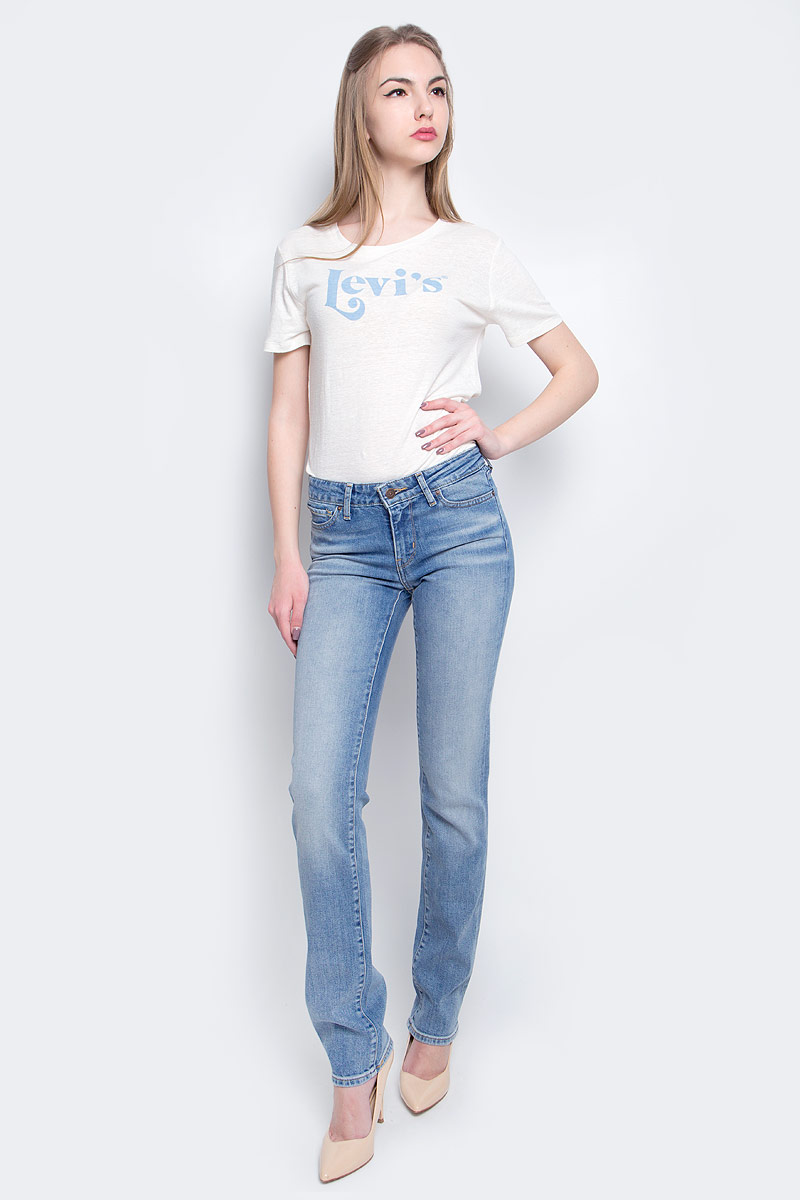 Джинсы2183400380 Джинсы2183400380Женские джинсы Levis® 714 выполнены из высококачественного эластичного хлопка. Джинсы прямого кроя и стандартной посадки застегиваются на пуговицу в поясе и ширинку на застежке-молнии, дополнены шлевками для ремня. Джинсы имеют классический пятикарманный крой: спереди модель дополнена двумя втачными карманами и одним маленьким накладным кармашком, а сзади - двумя накладными карманами. Модель украшена декоративными потертостями и перманентными складками, а также декоративной контрастной отстрочкой.