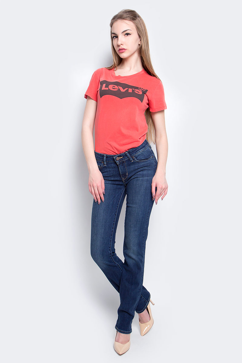 Джинсы2183400360 Джинсы2183400360Женские джинсы Levis® 714 выполнены из высококачественного эластичного хлопка. Джинсы прямого кроя и стандартной посадки застегиваются на пуговицу в поясе и ширинку на застежке-молнии, дополнены шлевками для ремня. Джинсы имеют классический пятикарманный крой: спереди модель дополнена двумя втачными карманами и одним маленьким накладным кармашком, а сзади - двумя накладными карманами. Модель украшена декоративными потертостями и перманентными складками.