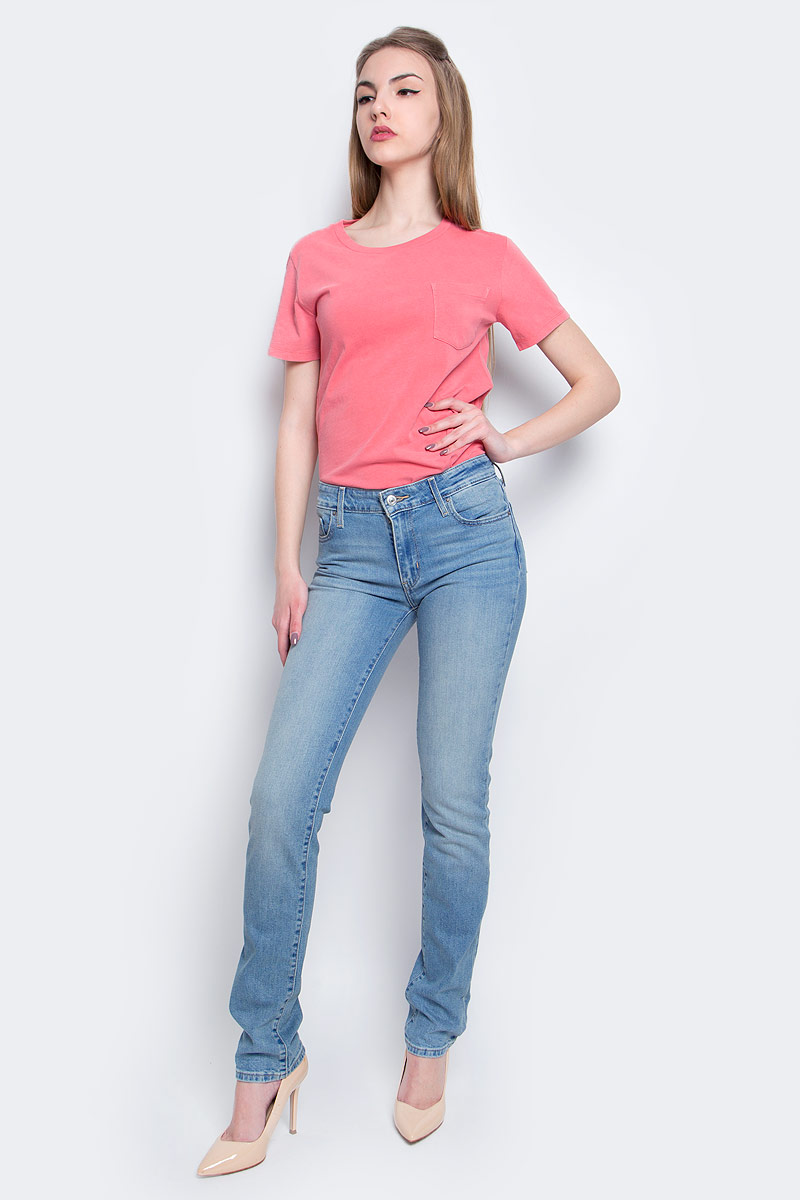 Джинсы1888400760 Джинсы1888400760Женские джинсы Levis® 712 выполнены из высококачественного эластичного хлопка. Зауженные джинсы-слим стандартной посадки застегиваются на пуговицу в поясе и ширинку на застежке-молнии, дополнены шлевками для ремня. Джинсы имеют классический пятикарманный крой: спереди модель дополнена двумя втачными карманами и одним маленьким накладным кармашком, а сзади - двумя накладными карманами. Модель украшена декоративными потертостями.