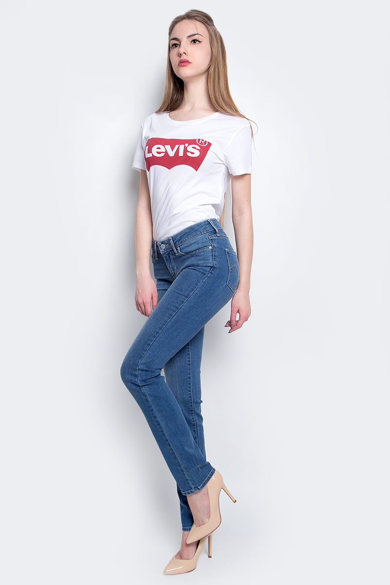 Джинсы1888400040 Джинсы1888400040Женские джинсы Levis® 712 выполнены из высококачественного эластичного хлопка с добавлением полиэстера. Джинсы-слим стандартной посадки застегиваются на пуговицу в поясе и ширинку на застежке-молнии, дополнены шлевками для ремня. Джинсы имеют классический пятикарманный крой: спереди модель дополнена двумя втачными карманами и одним маленьким накладным кармашком, а сзади - двумя накладными карманами. Модель украшена декоративными потертостями.