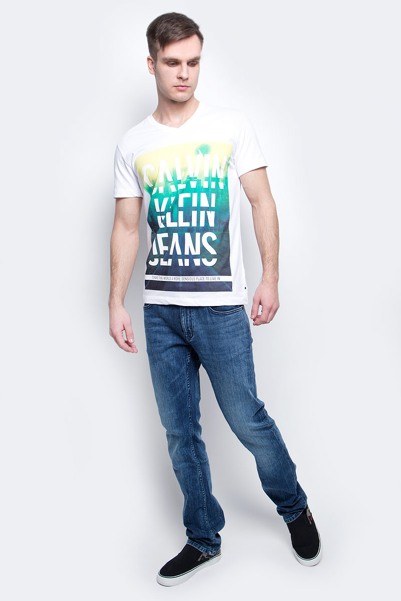 ФутболкаJ30J304576_1120 ФутболкаJ30J304576_1120Мужская футболка Calvin Klein Jeans изготовлена из натурального хлопка. Модель с V-образной горловиной и короткими рукавами. Спереди футболка декорирована оригинальным принтом.