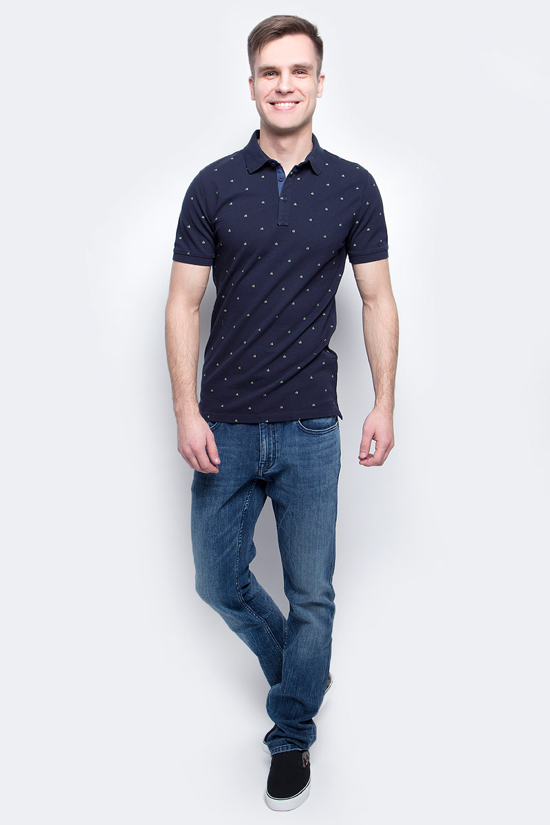 ПолоJ30J305103_4020 ПолоJ30J305103_4020Мужское поло Calvin Klein Jeans изготовлено из хлопка с добавлением эластана. Классическая модель с короткими рукавами и отложным воротником застегивается спереди на три пуговицы. По бокам поло дополнено небольшими разрезами, спинка слегка удлинена.