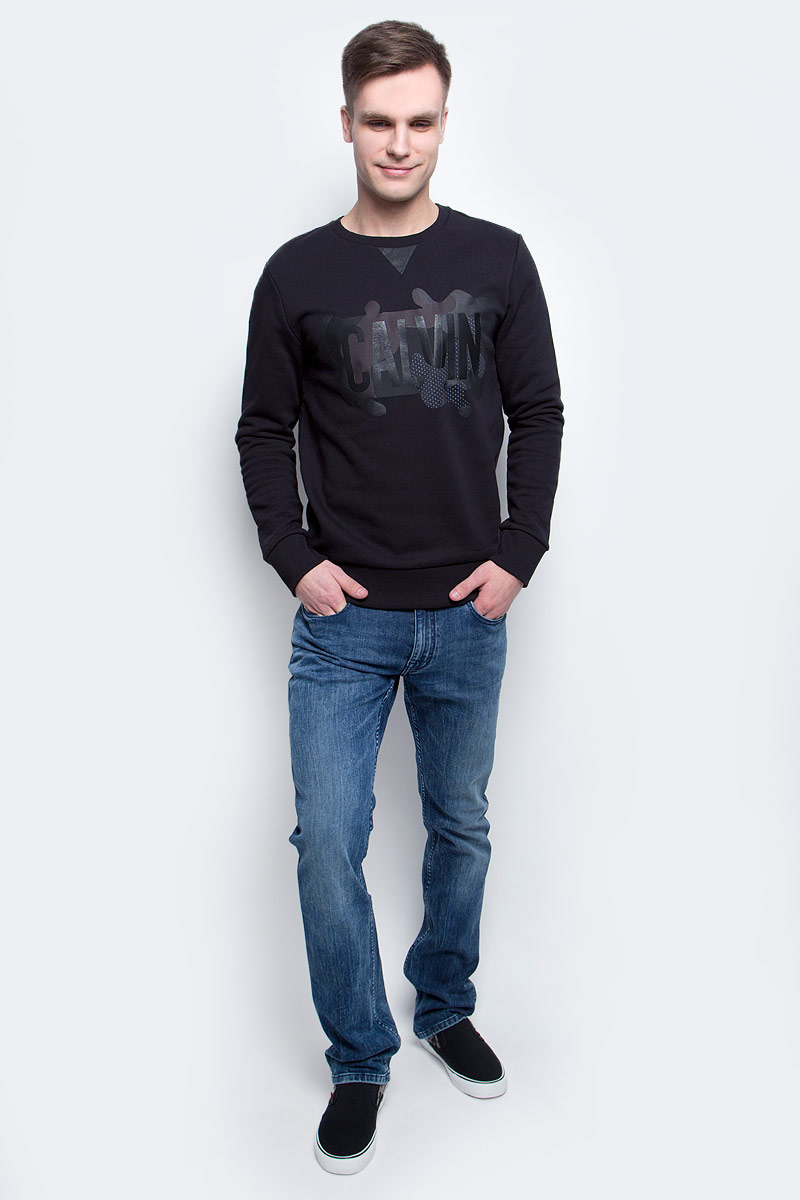 ТолстовкаJ30J305057_0990 ТолстовкаJ30J305057_0990Толстовка мужская Calvin Klein Jeans изготовлена из натурального хлопка. Модель выполнена с круглым вырезом и длинными рукавами. Спереди толстовка декорирована оригинальным термопринтом с вставками из искусственной кожи. Низ изделия, горловина и рукава дополнены эластичными манжетами.