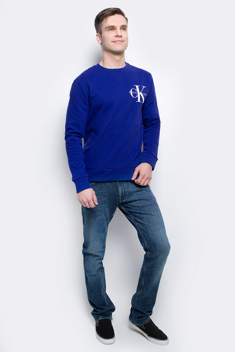 ТолстовкаJ30J304675_0990 ТолстовкаJ30J304675_0990Толстовка мужская Calvin Klein Jeans выполнена из натурального хлопка с добавлением эластана. Модель с круглым вырезом и длинными рукавами декорирована принтом с названием бренда. Низ, горловина и рукава изделия дополнены трикотажной резинкой.