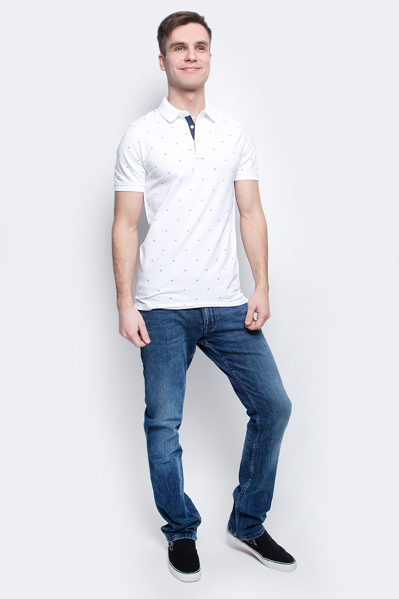 ПолоJ30J305103_4020 ПолоJ30J305103_4020Мужское поло Calvin Klein Jeans изготовлено из хлопка с добавлением эластана. Классическая модель с короткими рукавами и отложным воротником застегивается спереди на три пуговицы. По бокам поло дополнено небольшими разрезами, спинка слегка удлинена.