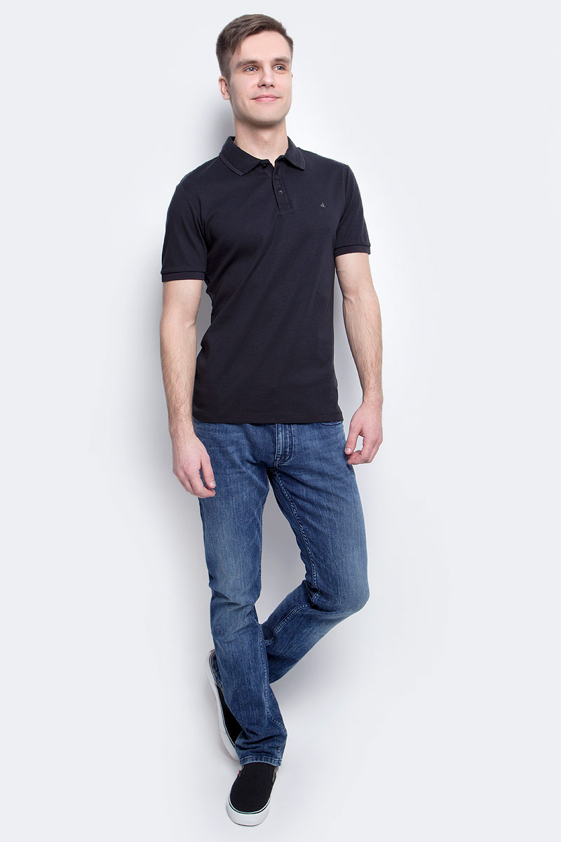 ДжинсыJ30J304296_9114 ДжинсыJ30J304296_9114Мужские джинсы Calvin Klein Jeans изготовлены из натурального хлопка с добавлением эластана. Джинсы средней посадки застегиваются на пуговицу в поясе и ширинку на застежке-молнии. На поясе имеются шлевки для ремня. Спереди модель дополнена двумя втачными карманами и одним небольшим накладным кармашком, а сзади - двумя накладными карманами. Модель оформлена эффектом легкой потертости.