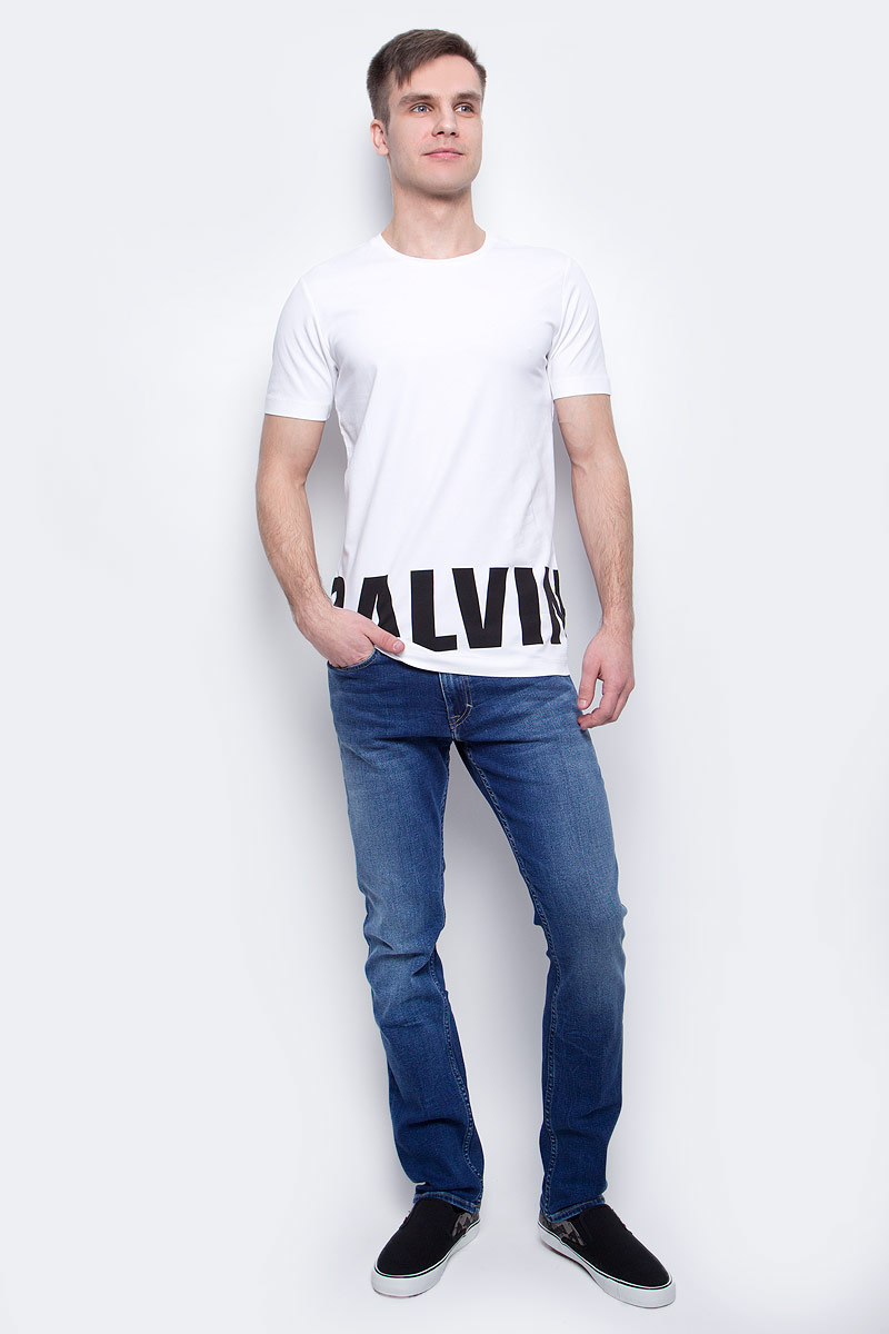 ФутболкаJ30J304582_1120 ФутболкаJ30J304582_1120Мужская футболка Calvin Klein Jeans изготовлена из хлопка с добавлением эластана. Модель с круглой горловиной и короткими рукавами. По низу футболка декорирована надписью с названием бренда.