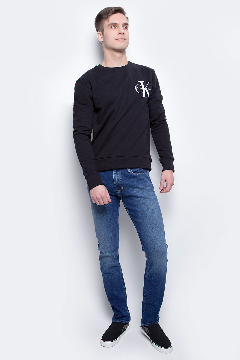 ДжинсыJ30J301409_9123 ДжинсыJ30J301409_9123Мужские джинсы Calvin Klein Jeans изготовлены из хлопка с добавлением полиэстера и эластана. Джинсы средней посадки застегиваются на пуговицу в поясе и ширинку на застежке-молнии. На поясе имеются шлевки для ремня. Спереди модель дополнена двумя втачными карманами и одним небольшим накладным кармашком, а сзади - двумя накладными карманами. Модель оформлена эффектом легкой потертости.