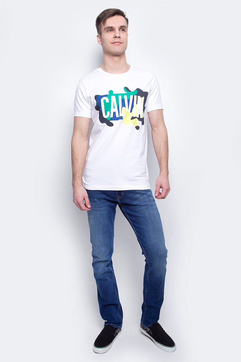 ФутболкаJ30J304583_1120 ФутболкаJ30J304583_1120Мужская футболка Calvin Klein Jeans изготовлена из натурального хлопка с добавлением эластана. Модель с круглой горловиной и короткими рукавами. Спереди футболка декорирована оригинальным принтом.