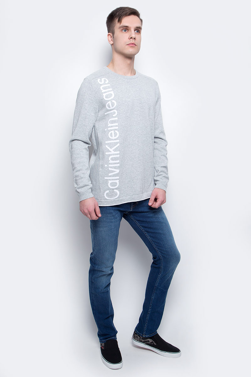 ДжемперJ3EJ303378_0380 ДжемперJ3EJ303378_0380Джемпер мужской Calvin Klein Jeans выполнен из натурального хлопка. Модель с круглым вырезом и длинными рукавами декорирована принтом с названием бренда. Горловина и манжеты рукавов дополнены трикотажной резинкой.