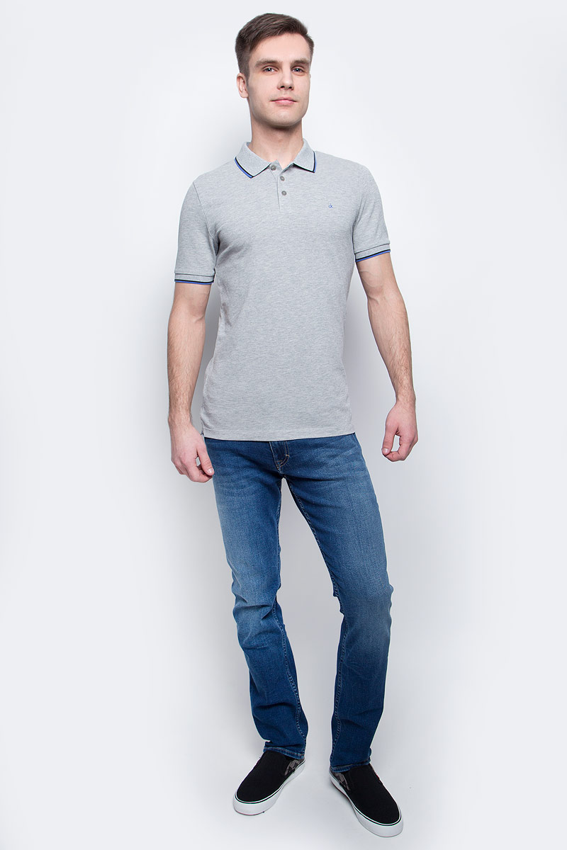 ПолоJ30J304682_0380 ПолоJ30J304682_0380Мужское поло Calvin Klein Jeans изготовлено из хлопка с добавлением эластана. Классическая модель с короткими рукавами и отложным воротником застегивается спереди на три пуговицы. По бокам имеются трикотажные вставки, спинка слегка удлинена. Воротник, манжеты рукавов и вставки отделаны полосками контрастного цвета.