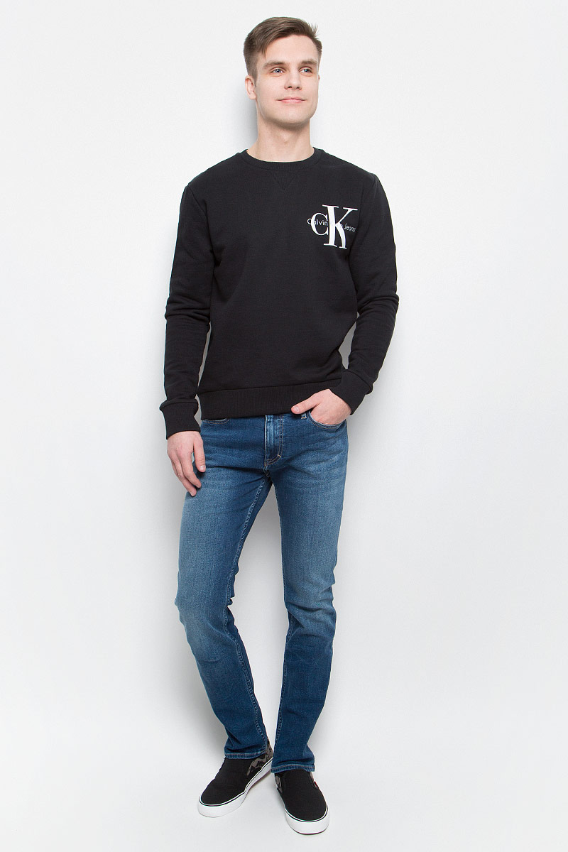 ТолстовкаJ30J304675_0990 ТолстовкаJ30J304675_0990Толстовка мужская Calvin Klein Jeans выполнена из натурального хлопка с добавлением эластана. Модель с круглым вырезом и длинными рукавами декорирована принтом с названием бренда. Низ, горловина и рукава изделия дополнены трикотажной резинкой.
